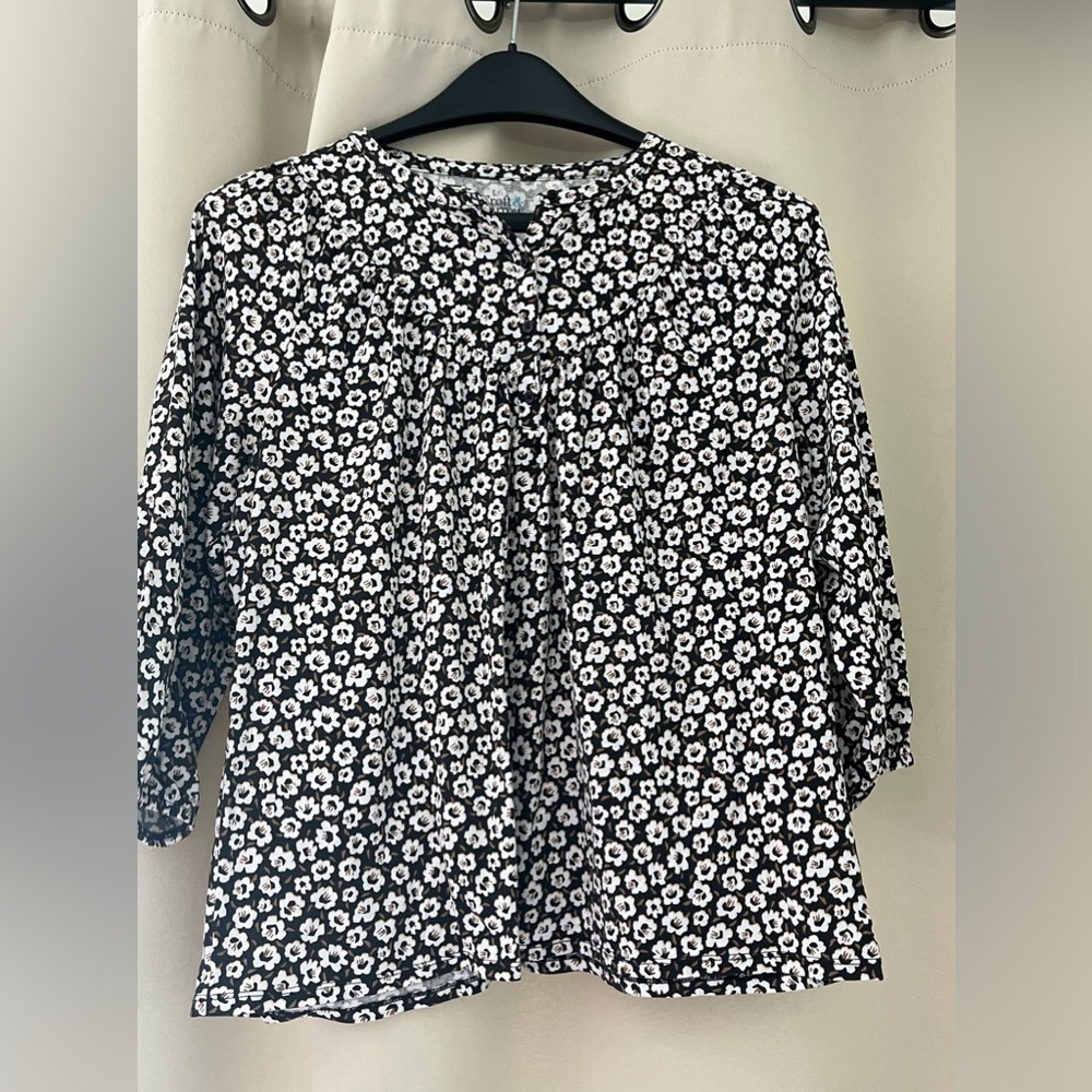 Croft and Barrow - Women’s Size Medium with 3/4 sleeves - gently used.